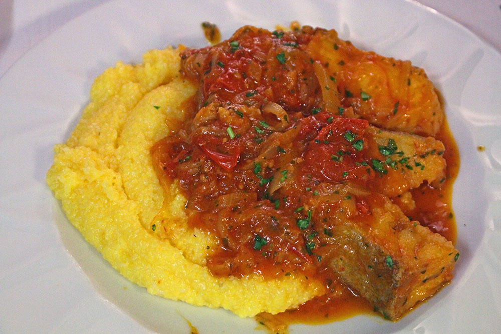 Salt cod to the onion and tomato sauce with polenta